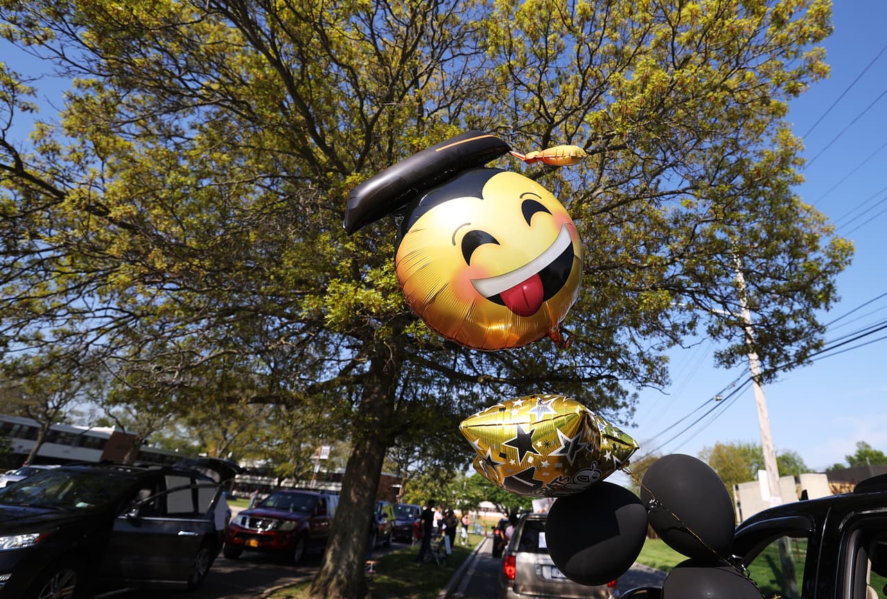La graduación virtual de los estudiantes de secundaria de Chicago será transmitida en español por Univision.