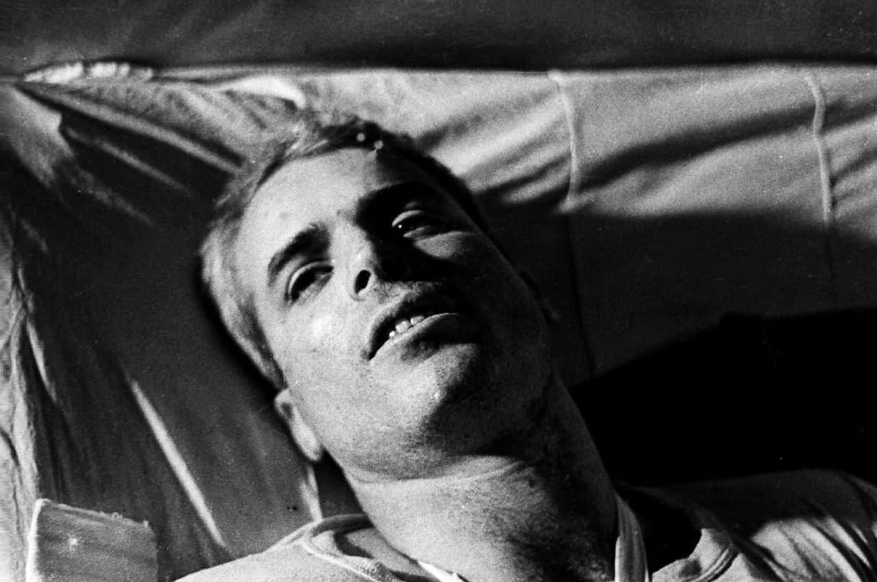 John McCain fotografiado en un hospital de Hanoi tras su captura por Vietnam del Norte en 1967