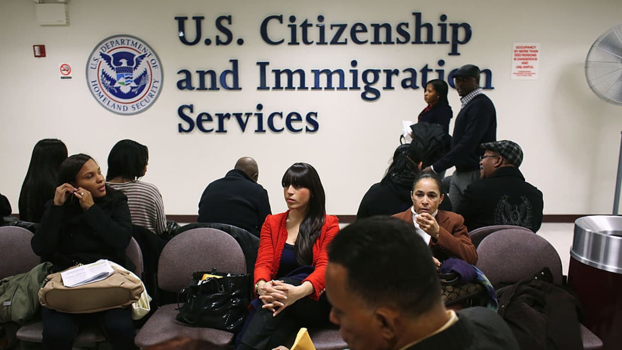 Nueva York demanda a Trump por regla de 'carga pública', advierten contra cigarrillos electrónicos y más