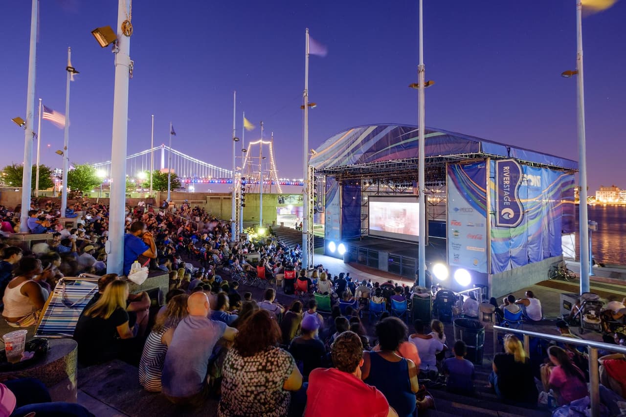 <b><a href="https://www.delawareriverwaterfront.com/events/peco-multicultural-festival-series9-2">PECO Multicultural Series Celebrations on the Delaware River Waterfront (6, 7, 20 y 21 de agosto)</a></b>. El evento trae cuatro coloridas celebraciones culturales a lo largo de la ribera del río Delaware. Disfruta de comida, música, baile y entretenimiento en estos festivales gratuitos.