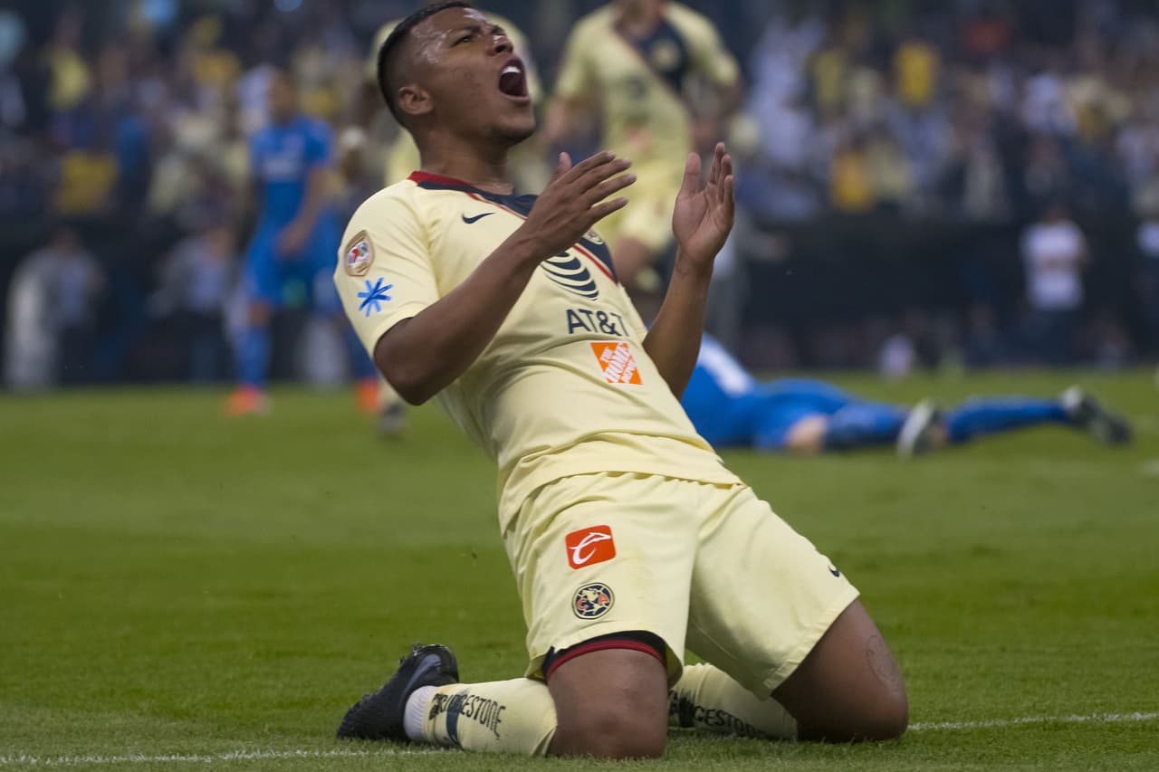 El colombiano Roger Martínez le daba ventaja de 2-1 a las Águilas gracias a un tiro desde afuera del área, bajo la complacencia de la defensa celeste, que batió a Corona para que los de Coapa tomaran el comando del partido.