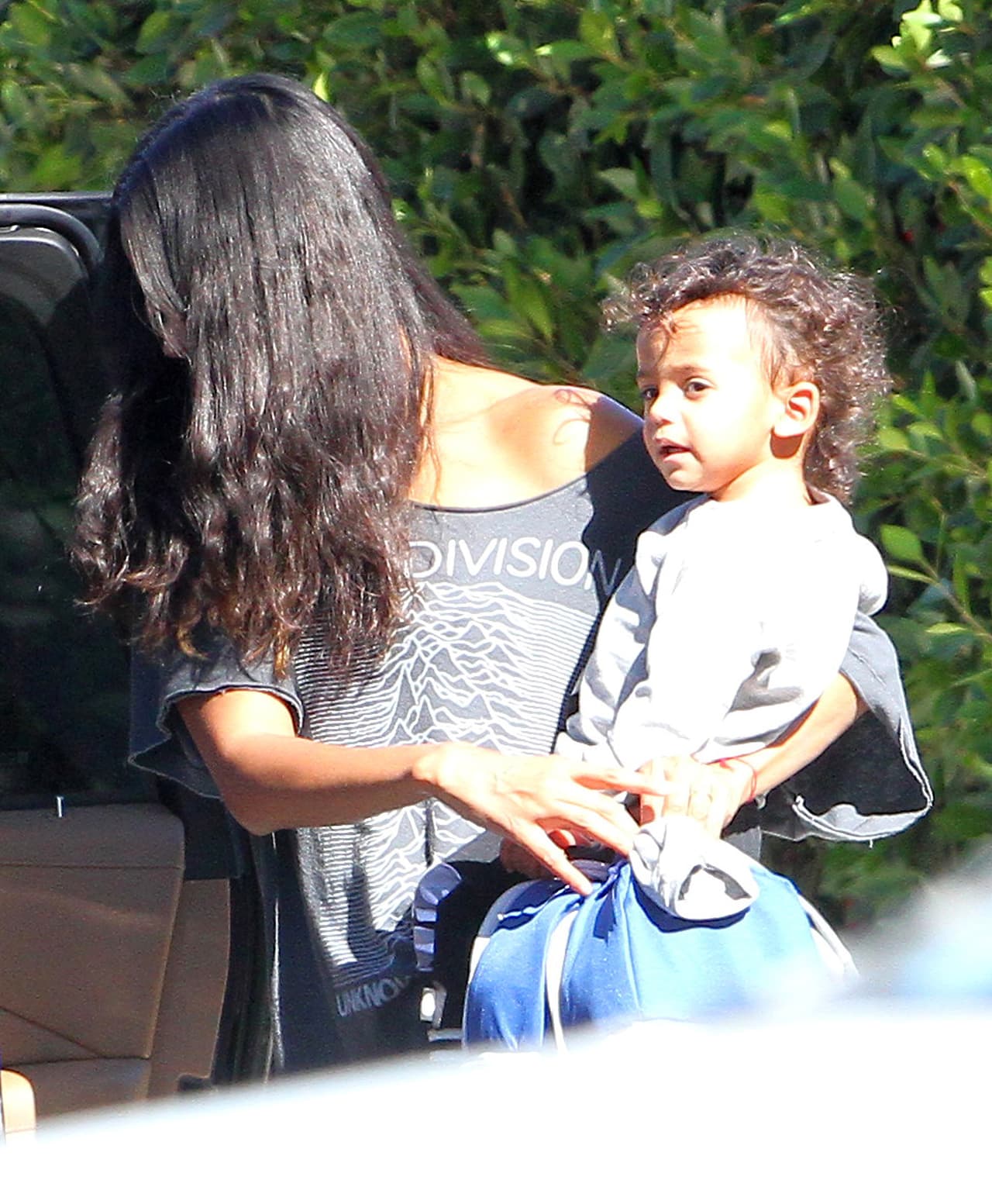 Pero cuando se trata de cuidar a sus hijos se olvida de todo el glamour.