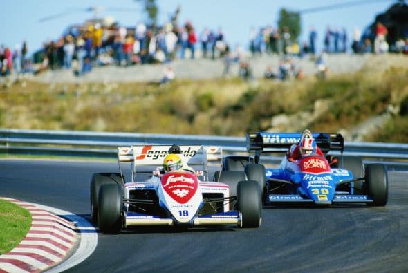 Después de sus triunfos en 1981, Senna cedió a presiones familiares y regresó a Brasil para dedicarse a los negocios de la familia. Pero la pasión por el motor fue irresistible, el joven piloto volvió a Europa para competir en la Fórmula Ford 2000 ganando el campeonato británico y el campeonato europeo de esa disciplina en 1982. En 1983 Sena se unió al esfuerzo en Fórmula 3 de la escudería West Surrey Racing, ganando el título mundial ese año. 
<br>
<br>Finalmente a los 23 años de edad, Ayrton Senna logra un puesto de piloto titular con la escudería Toleman para el Campeonato Mundial de Fórmula 1 de 1984, logrando tres podios en Monte Carlo, Brands Hatch y Estoril a pesar sufrir problemas constantes con su carro.