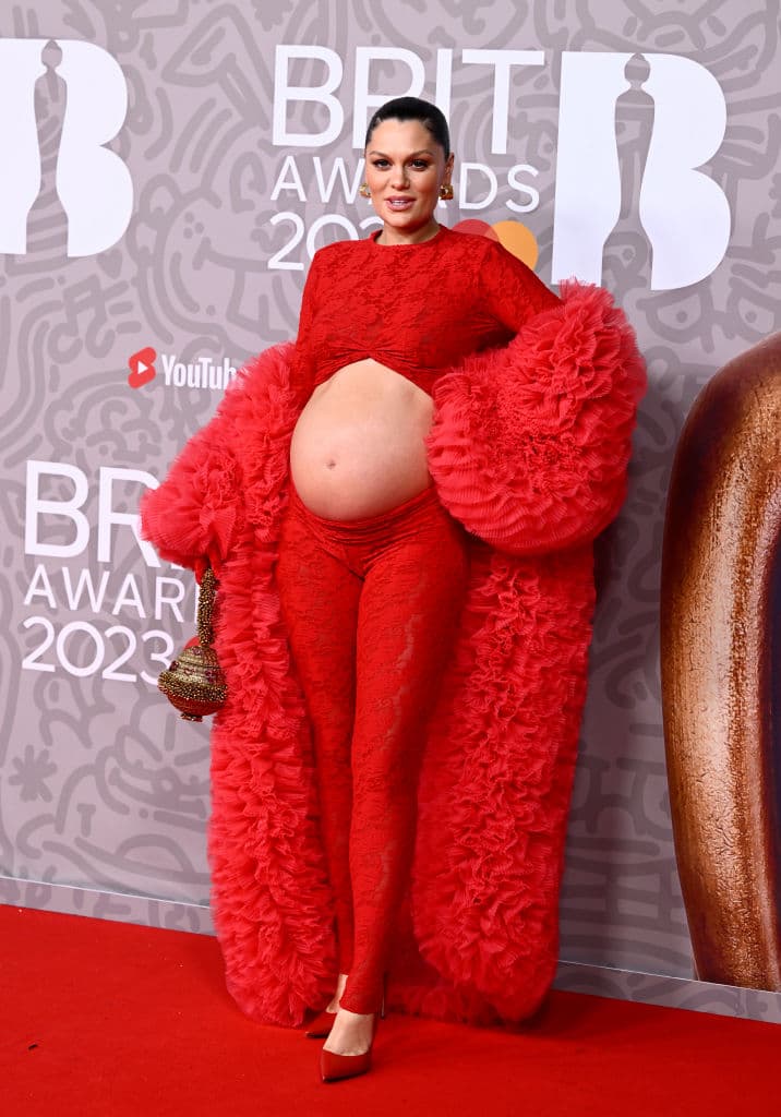 <b>Jessie J</b> también presumió su avanzado embarazo.