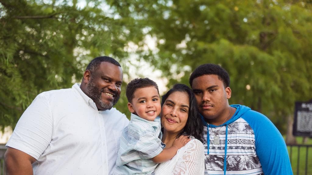 Caridad Galán con su esposo, Floyd Jones, y sus dos hijos, Josiah, de dos años y Anthony, de 17.