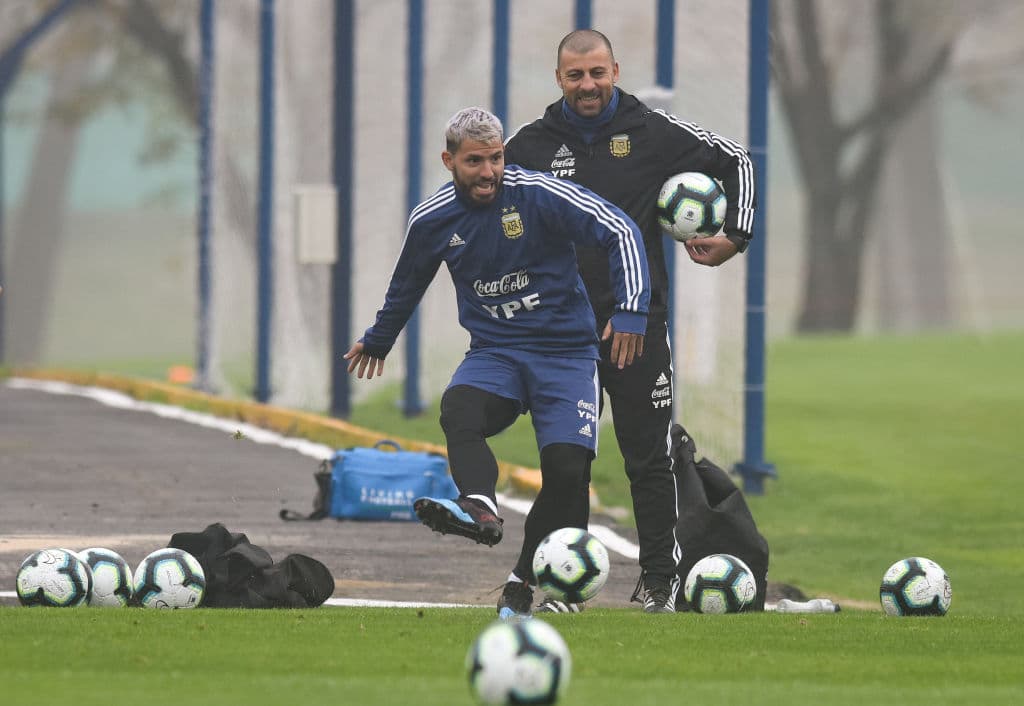 Sergio Agüero en medio del entrenamiento en las instalaciones del centro Julio H. Grondona en Ezeiza, Argentina.