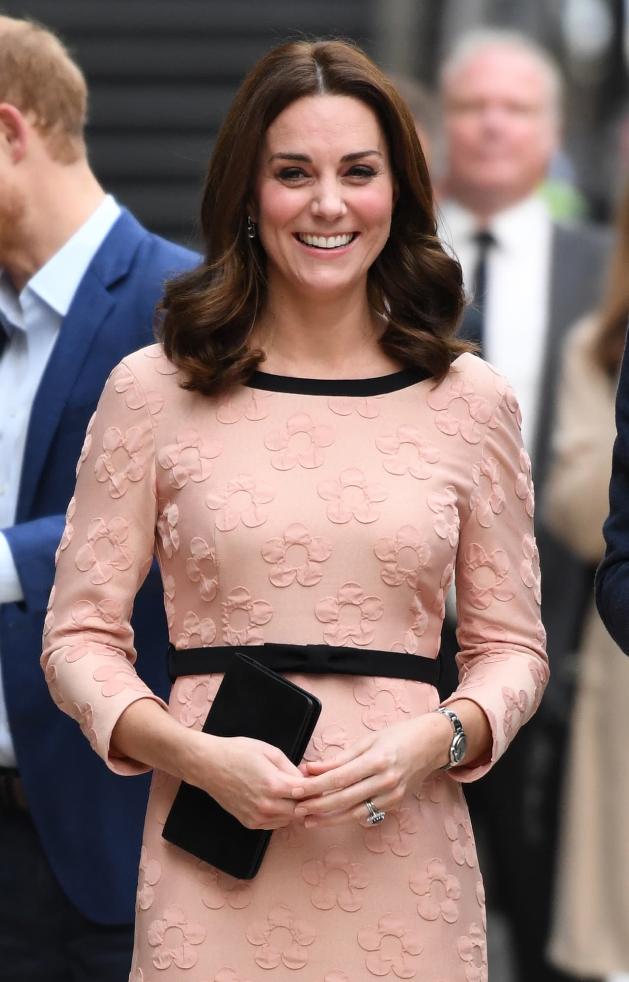 Los síntomas de este tercer embarazo tuvieron a Kate Middleton alejada de los eventos públicos. Fue hasta la primera quincena de octubre que reapareció en un evento de caridad en la estación de Paddington al oeste de Londres en el Reino Unido.