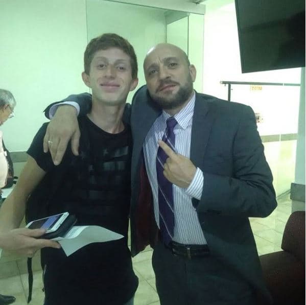 Desde entonces, el joven ha compartido fotos con otros compañeros del elenco de la serie. Aquí con el actor Darío Ripoll, quien da vida a 'Luis'.