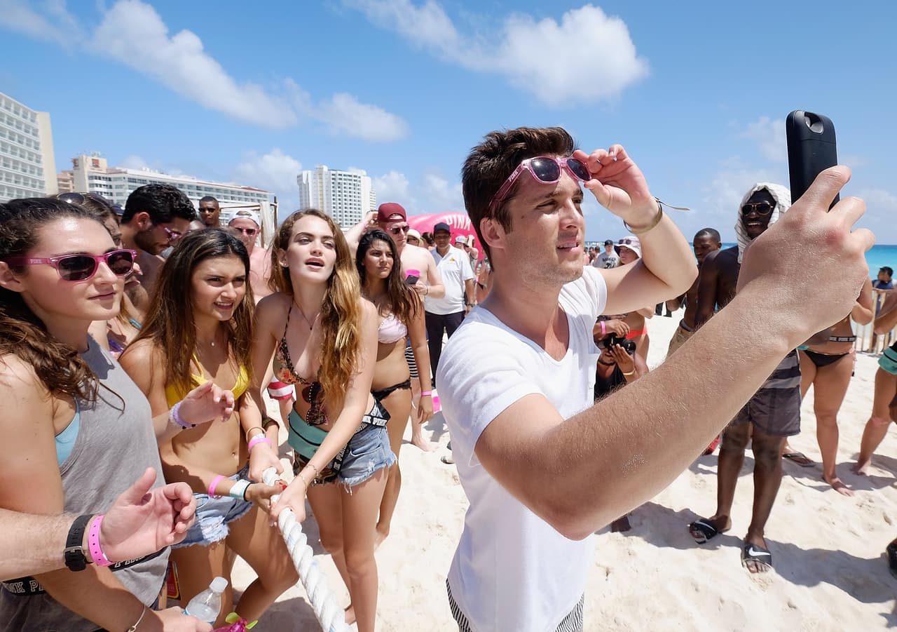 Se tomó fotos con muchas chicas guapas.