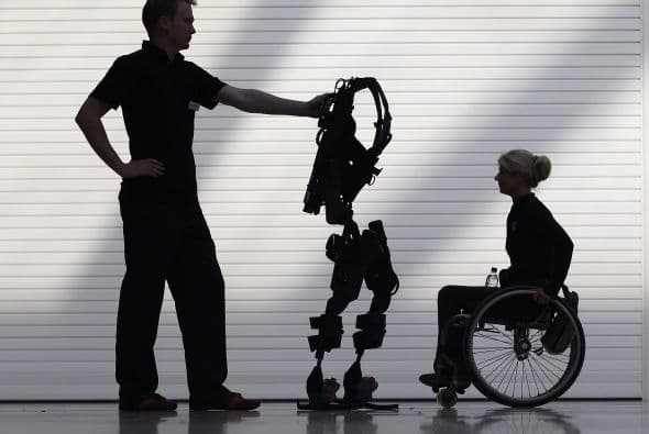 Gracias a una impresora de 3D, los médicos pudieron construirle un exoesqueleto robótico que ahora le permite andar por sí misma.