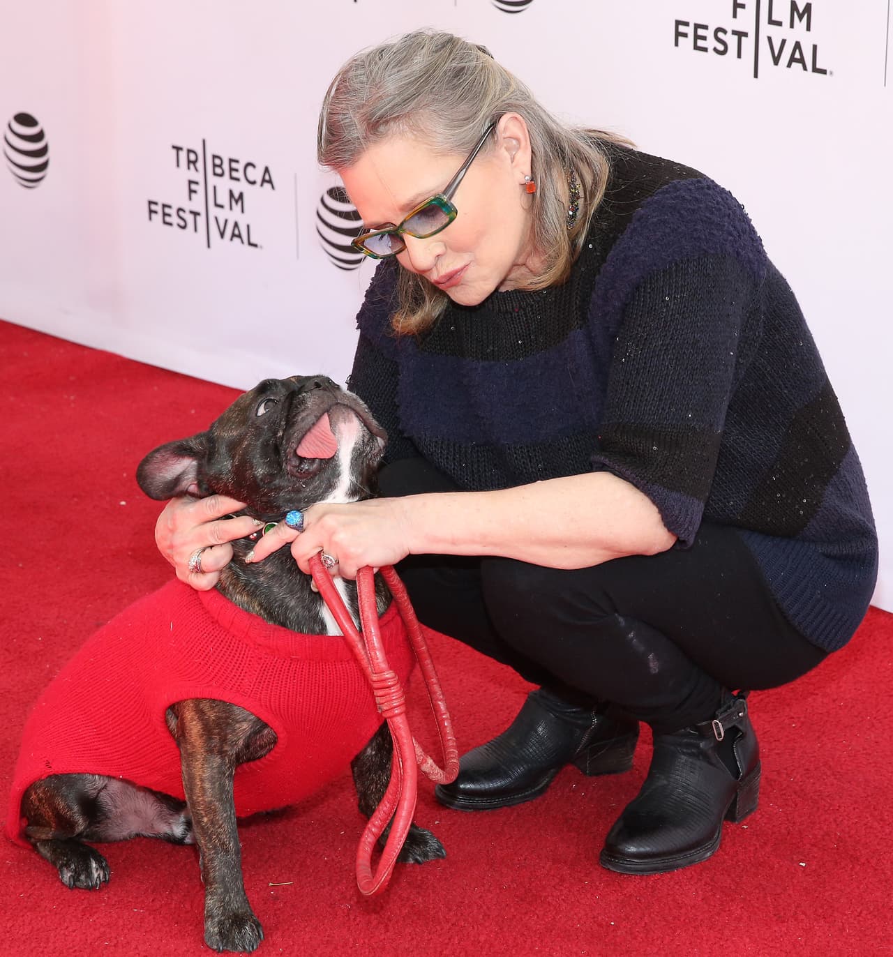 Aquí, en el Tribeca Tune In, en Nueva York, durante la proyección de la serie en que Fisher trabajó en sus últimos días, Catastrophe. Robin Marchant/Getty Images for Tribeca Film Festival.
<br>
