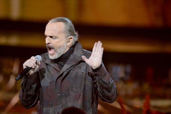 ¡Increíble show entre el pop y la música regional mexicana!