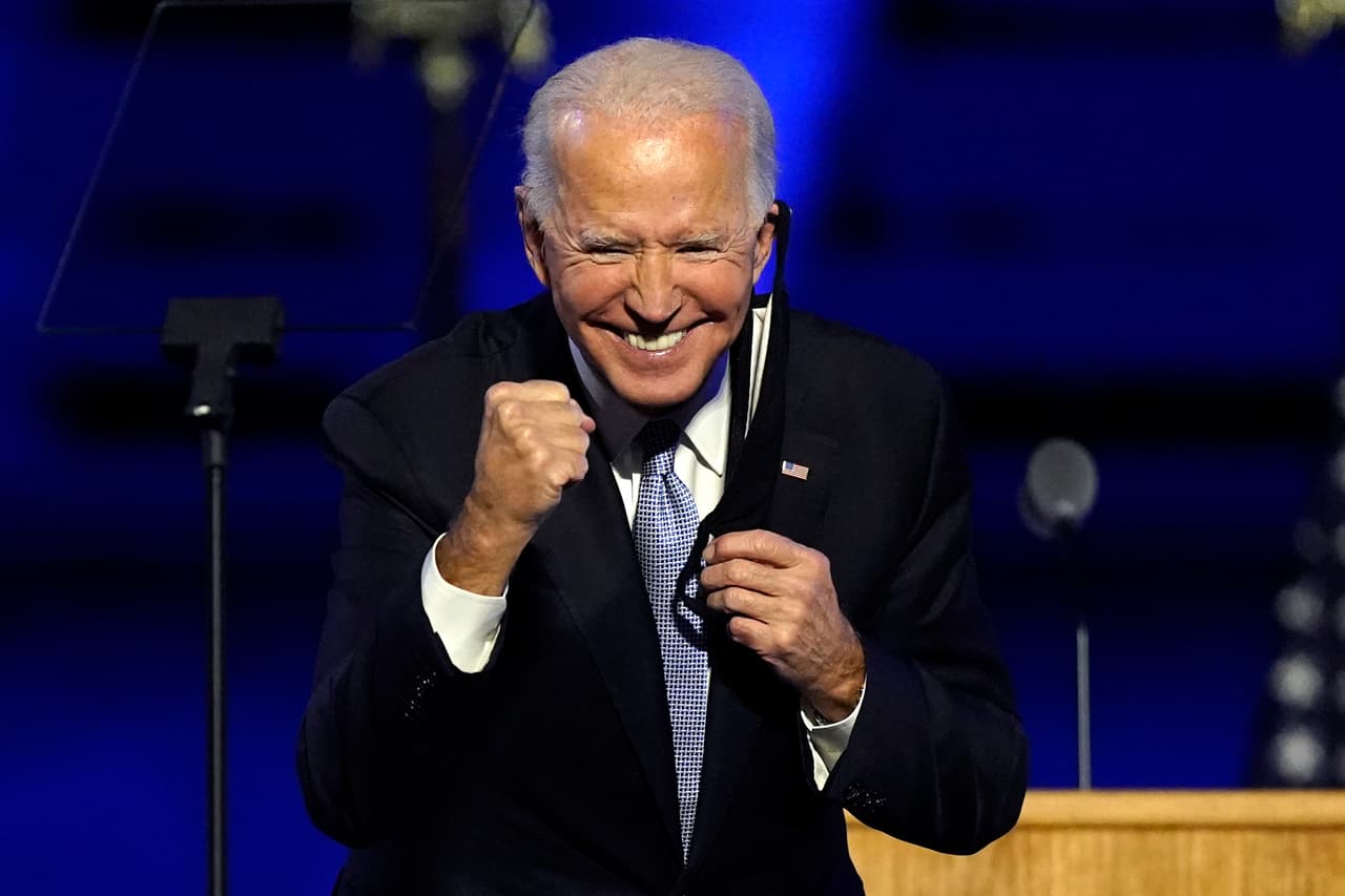 <a href="https://www.univision.com/temas/joe-biden"><u>Joe Biden</u></a> a su llegada al escenario en Wilmington, Delaware, donde dio su primer discurso como presidente electo de Estados Unidos en la noche del siete de noviembre. Luego de acumular los votos electorales necesarios para asegurar la victoria, el demócrata será el nuevo mandatario a partir del 20 de enero de 2021. 
<a href="https://www.univision.com/noticias/elecciones-en-eeuu-2020/joe-biden-en-fotos-medio-siglo-en-la-vida-politica-de-eeuu-fotos"><u>Vea la vida del presidente electo Joe Biden en fotos: medio siglo en la vida política de EEUU</u></a>
<br>