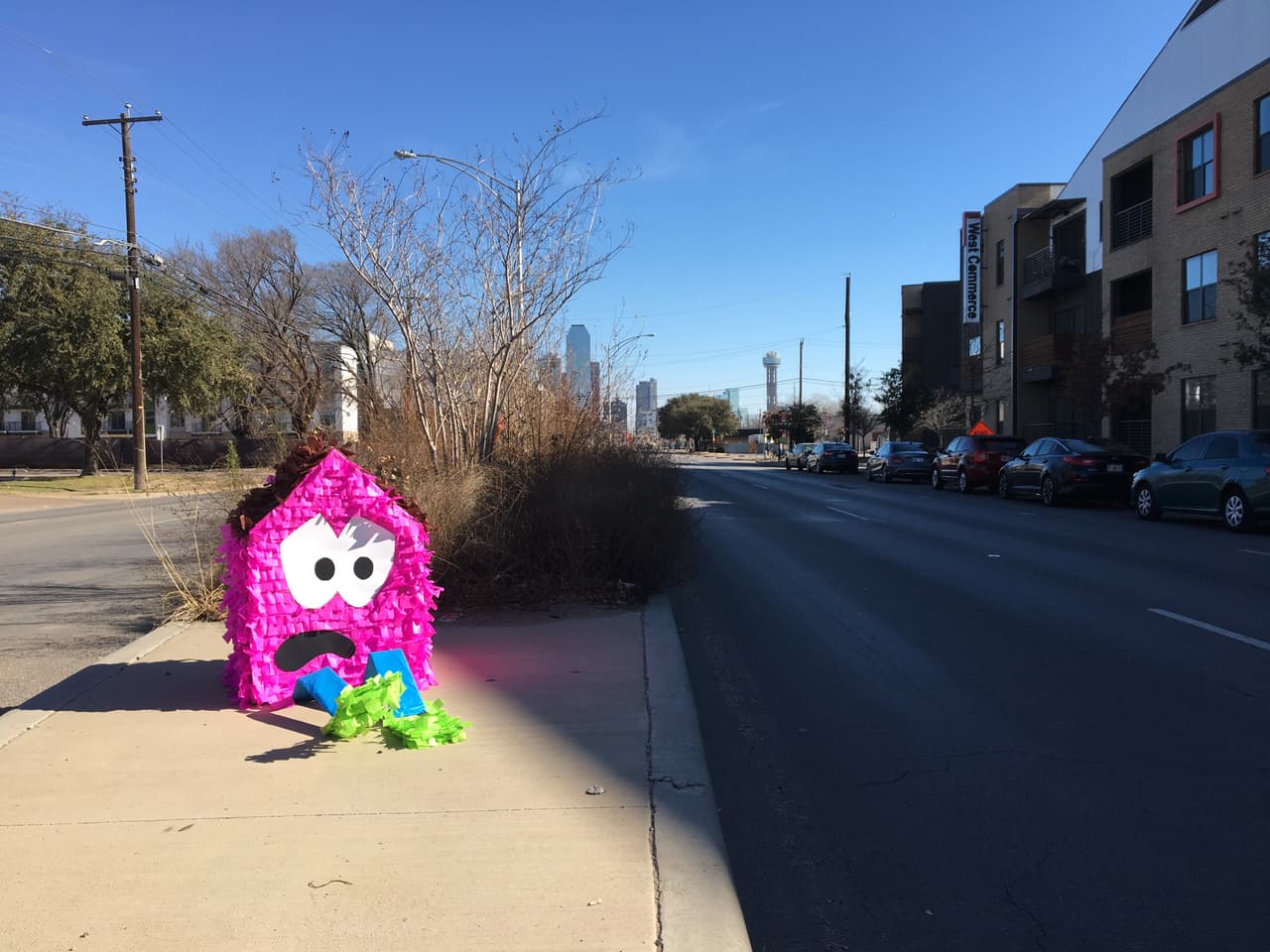 ¿Por qué estas tristes piñatas están abandonadas en las calles de Dallas?