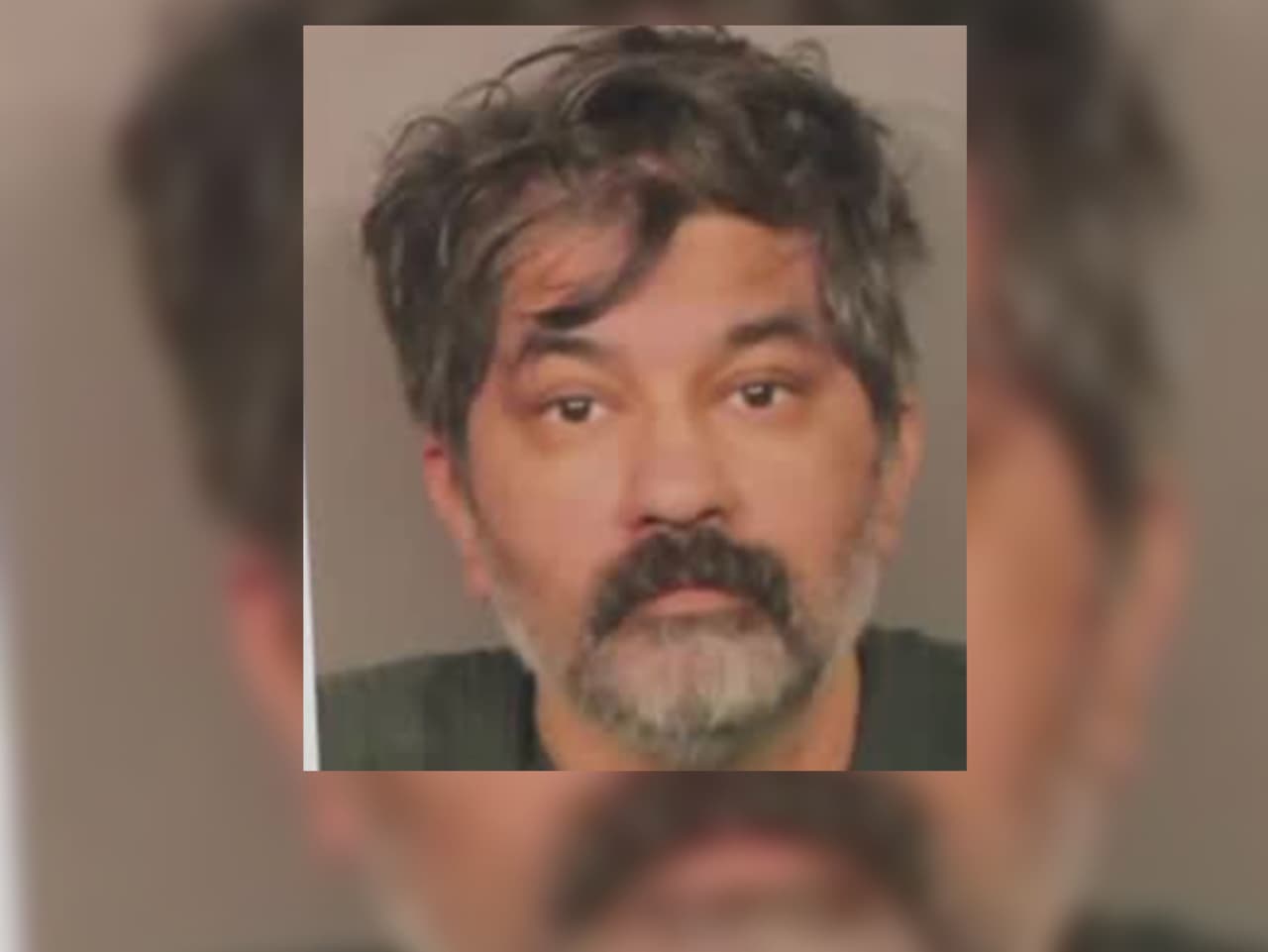 Llega a una estación de policía con un cuerpo sin vida en su carro y confiesa que mató a su familia