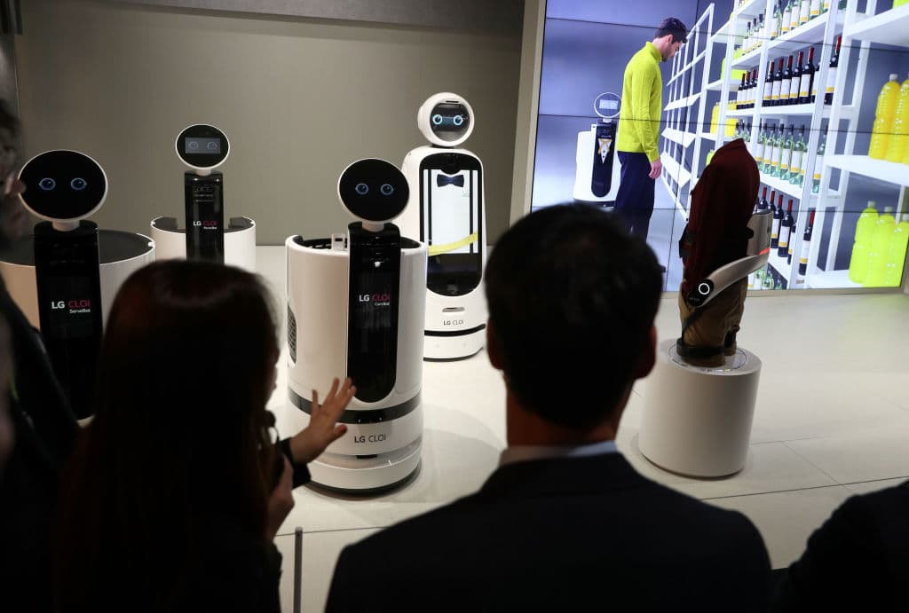 Hubo robots de diferentes presentaciones y para cumplir diferentes tareas del hogar, oficina y hasta cuidadores de personas.