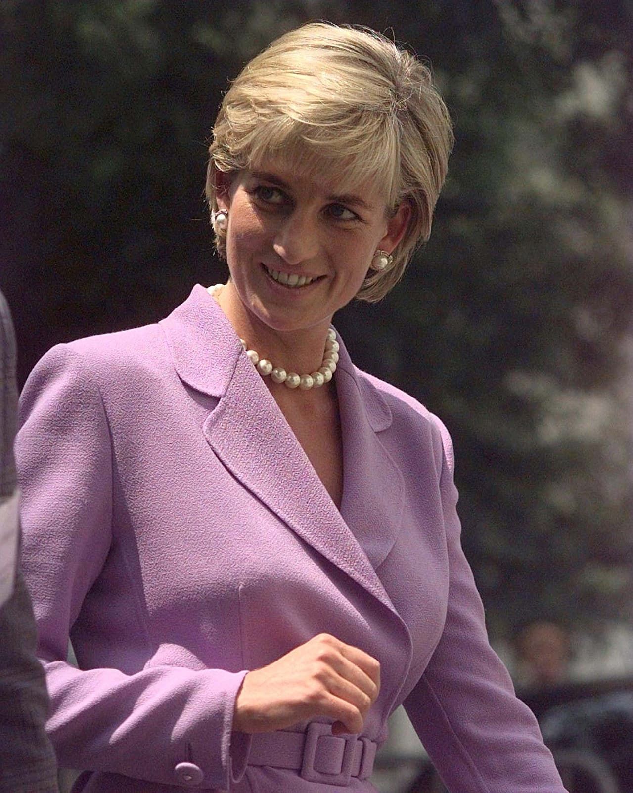 A 22 años de su muerte, 
<a href="https://www.univision.com/famosos/kate-middleton-rinde-tributo-a-lady-diana-con-la-tiara-que-presumio-en-el-banquete-con-trump-fotos">Lady Diana</a> sigue siendo un referente de la moda, así quedó registrado en una reciente subasta.