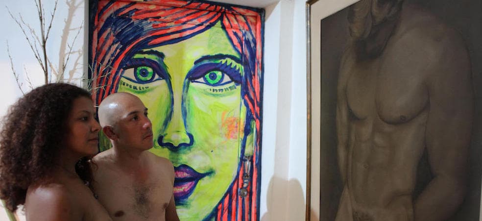 50 personas se quitan la ropa en una exposición de pinturas de desnudos en Colombia