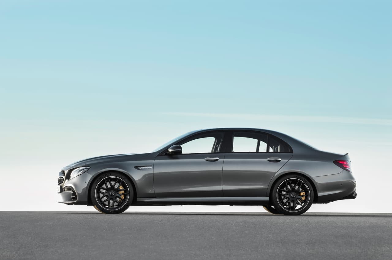 Ambas versiones del Mercedes-AMG E63 2018 llegarán equipadas con el sistema de tracción integral AMG Performance 4MATIC+ totalmente nuevo para 2018. La distribución de torque entre los ejes frontal y trasero es por primera vez completamente variable lo cual, según el fabricante, permite una distribución de tracción óptima.