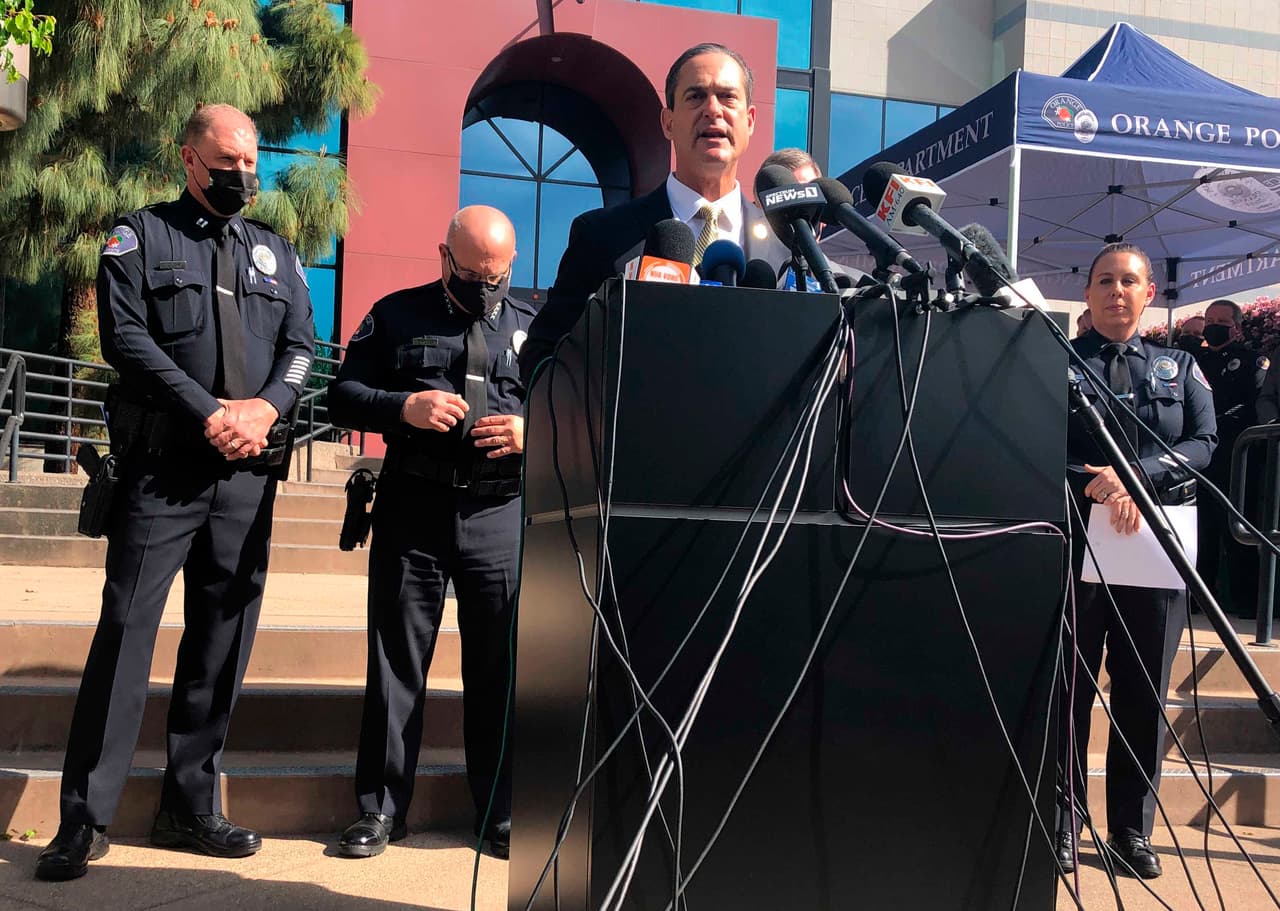 El fiscal de distrito de Orange, Todd Spitzer, dijo que "las relaciones entre las víctimas están bajo investigación", sin embargo aseguró que aparentemente encontraron 
<b>a la madre del menor con su hijo entre los brazos.</b>