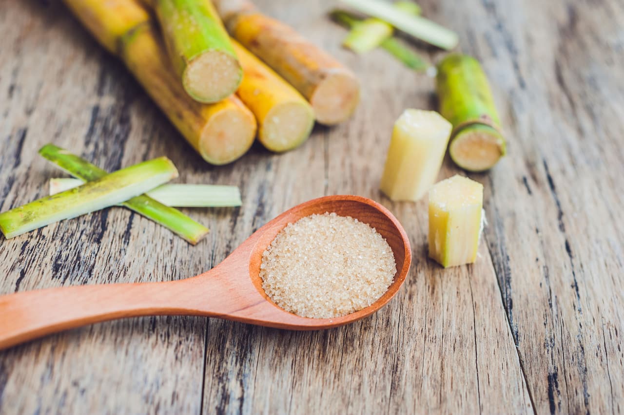 <b>Puesto 19. Caña de azúcar </b>
<br>
<br>Emisión de gases de efecto invernadero para producir un kilogramo de producto: 3.2 kilogramos de CO2.
<br>
<br>Tierra necesaria para producir un kilogramo de producto: 2.0 metros cuadrados.
<br>
<br>Agua dulce necesaria para producir un kilogramo de producto: 620.1 litros.
<br>
<br>El análisis toma en cuenta los residuos de gases de efecto invernadero de la producción de cada alimento, pero también el uso de la tierra y el consumo de recursos naturales como el agua.
<br>