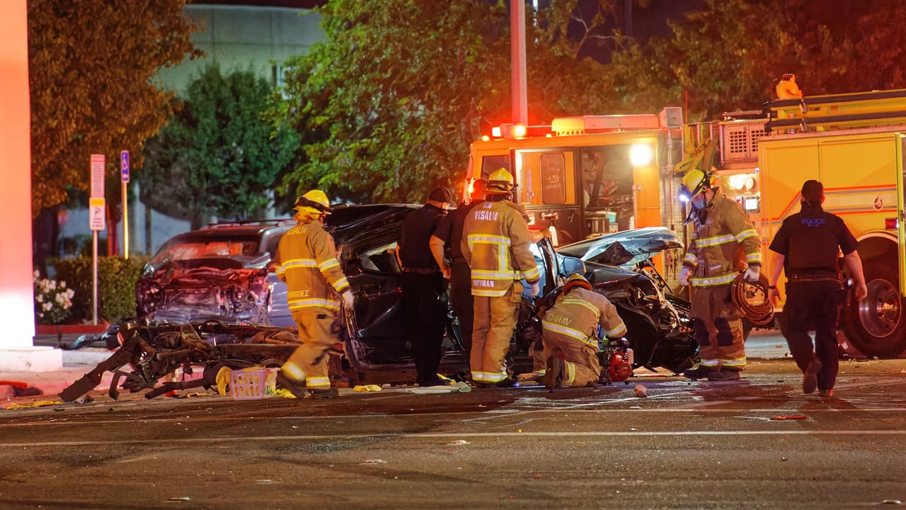 Autoridades investigan la escena de un choque mortal, ocurrido el miércoles por la madrugada en las calles de Walnut y Mooney en la ciudad de Visalia.
<br>