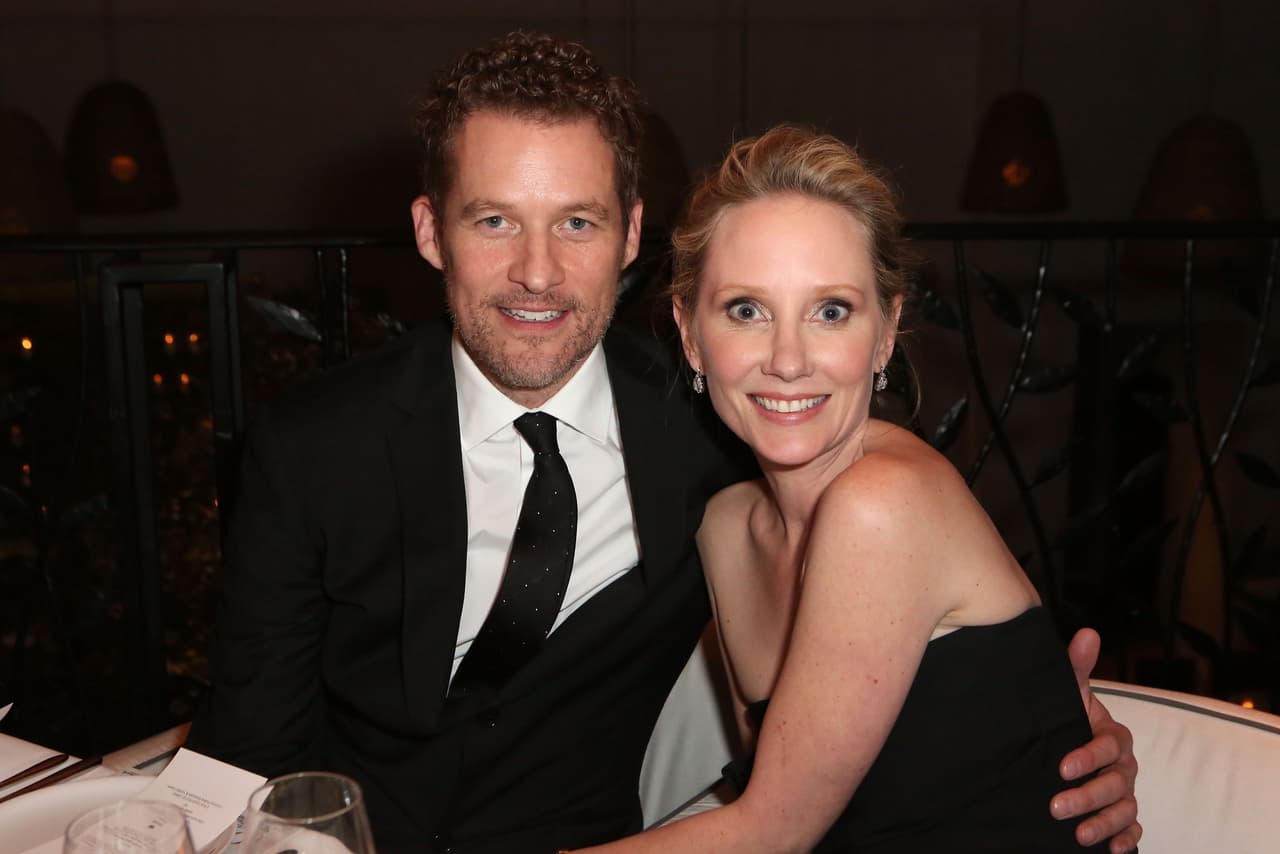 En la foto, la actriz junto a su entonces pareja, el actor James Tupper, padre de uno de sus hijos, Atlas, de 13 años.
<br>
<br>En sus redes sociales, Tupper publicó un mensaje sobre Heche cuando se supo que
<a href="https://www.univision.com/noticias/estados-unidos/familia-de-anne-heche-dice-que-la-actriz-sufrio-muerte-cerebral-pero-con-soporte-vital">el corazón de la actriz se mantenía latiendo</a> para preservar sus órganos para donación pero tenía muerte cerebral. "Te amaré para siempre", escribió.