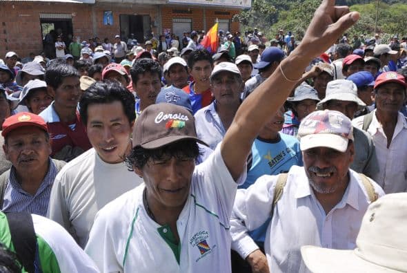 El presidente de la Asociación Departamental de Productores de la Hoja de Coca La Paz (Adepcoca), Ramiro Sánchez, dijo que en los cortes intervienen al menos 2 mil productores de coca, arbusto utilizado en su estado natural con fines medicinales o rituales.