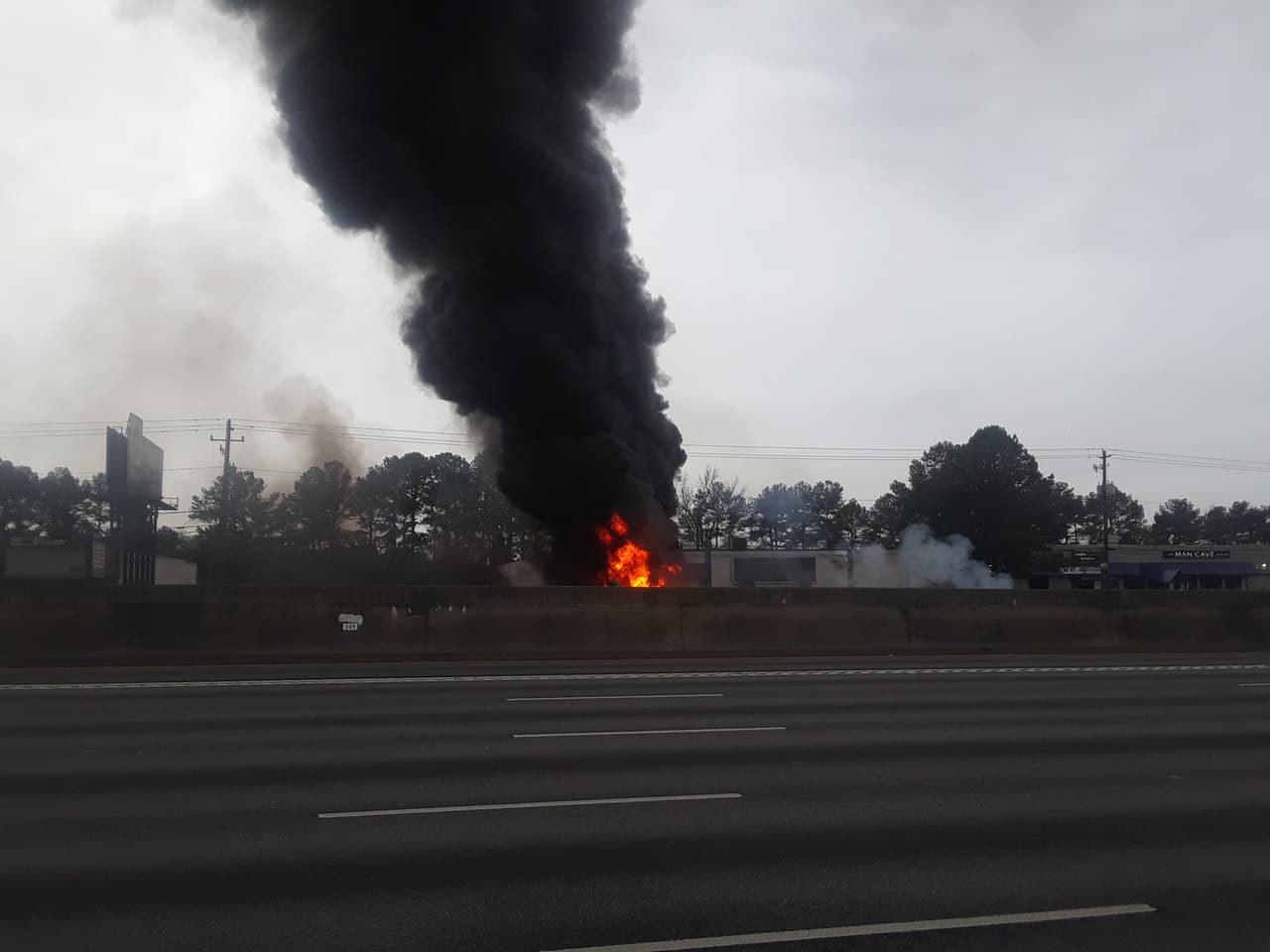 Voraz incendio luego de choque entre un camión con remolque y dos vehículos.