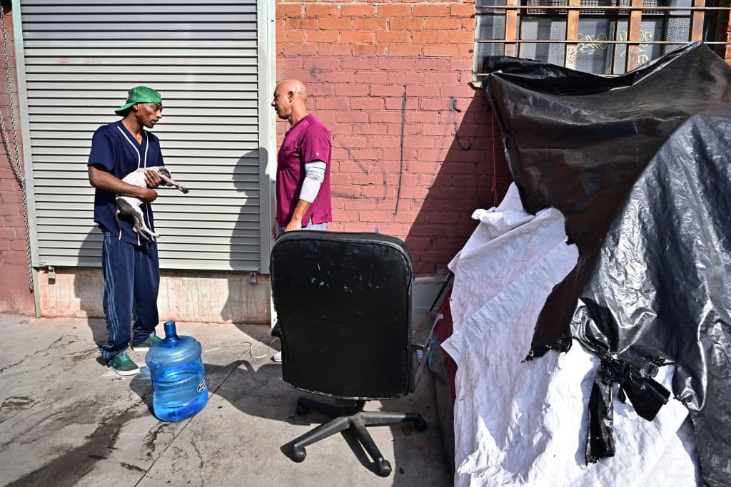 Aunque la despensa se llama
<b> 'The Dog Food Pantry</b>', las personas que viven en la calle o que estén enfrentando graves problemas financieros para 
<b>alimentar a sus perros y también gatos</b> podrán buscar alimentos nutritivos allí. La intención es que reciban buena nutrición de forma constante.