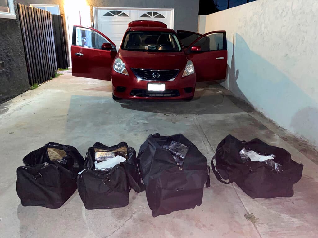 "Por cada sobredosis de drogas que resulta en la muerte, hay muchas más sobredosis no fatales, cada una con su propio costo emocional y económico. Esta epidemia de rápido movimiento no distingue entre edad, sexo o límites de estado o condado", según los CDC.