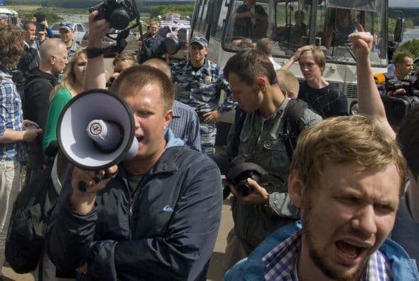 El alcalde en funciones de Moscú, Serguéi Sobianin, se pronunció a favor de que el dirigente opositor Alexéi Navalny se presente a las elecciones al Ayuntamiento de la capital rusa del próximo 8 de septiembre. Navalny decidió retirar su candidatura tras ser condenado la víspera a cinco años de cárcel en un caso de robo de madera y fraude, lo que de hecho le inhabilitaba para tomar parte en unas elecciones. Después de su arresto, condena y posteriores demostraciones en St. Petersburg y otras ciudades rusas, el bloguero fue puesto en libertad en forma inesperada. Al quedar en libertad hasta que se resuelva la apelación de la sentencia, el opositor podría concurrir teóricamente a los citados comicios. Tras abandonar la prisión preventiva de la ciudad de Kírov, unos 900 kilómetros al este de la capital, Navalny señaló que tomara una decisión cuando vuelva a casa. Mientras, el veterano opositor liberal, Borís Nemtsov, animó hoy a Navalny a postular su candidatura, "continuar hasta el final y ganar". "Estoy convencido de que si en las elecciones recibe más de un millón de votos, no se atreverán a encerrarlo. La garantía de inmunidad de Navalny depende directamente del apoyo popular", apuntó. Navalny, bloguero anticorrupción que sacó a la luz los trapos sucios del partido del Kremlin, era considerado hasta su condena ayer a cinco años de cárcel el dirigente opositor con mayor gancho electoral. Los analistas no creen en una posible victoria de Navalny en las elecciones a la alcaldía, pero consideran que su condena sí puede traerle réditos electorales. Uno de los organizadores en diciembre de 2011 de las mayores protestas antigubernamentales desde la caída de la Unión Soviética, Navalny fue el dirigente más votado cuando la oposición extraparlamentaria decidió crear un consejo coordinador.