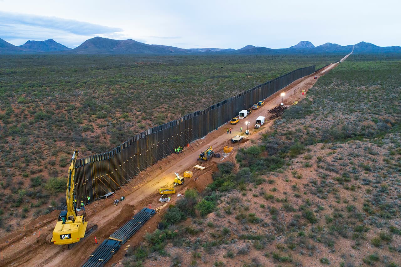 “En San Bernardino, Arizona, justo en una zona protegida llamada ‘Wildlife refuge’, en este momento están reemplazando la valla vehicular (totalmente permeable para personas y animales) por un muro sólido”. 
<br>