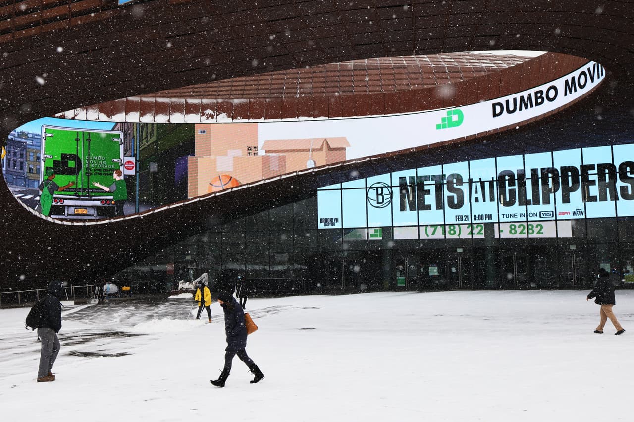 La gente camina frente al Barclays Center en el barrio de Park Slope en Brooklyn.