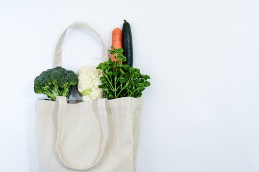 Para que no se te olviden: mantén una bolsa plegable y liviana en tu bolso, mochila o maletero del auto, en caso de que tengas que hacer mandados inesperados.