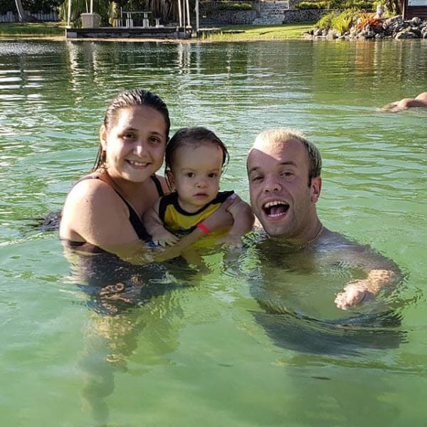 Gracias a las redes sociales sabemos que a Juan Espinosa, mejor conocido como Carlitos 'el productor', le encanta pasar tiempo en familia.