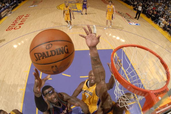 Amar'e Stoudemire # 1 de los Phoenix Suns se enfrenta ante Bryant # 24 de Los Angeles Lakers en los Playoffs de la Conferencia Oeste del año 2010 en el Staples Center el 27 de mayo de 2010 en Los Angeles, California.
<br>