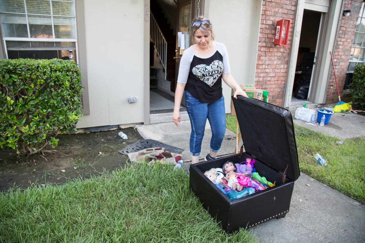 La mayoría de las pertenencias de Verónica Castro, su esposo y sus tres hijos quedaron inservibles, sin embargo, algunos juguetes quedaron intactos.