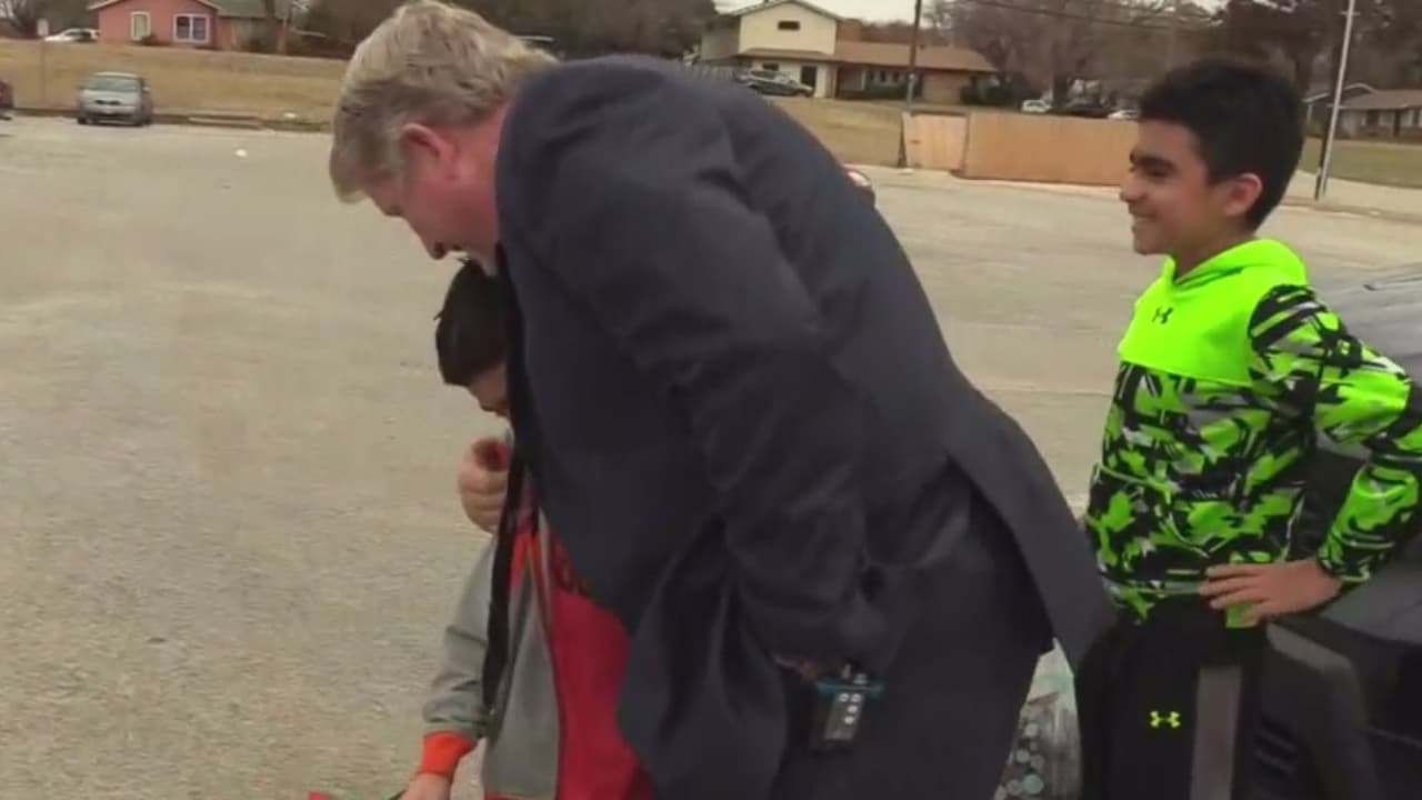 El emotivo reencuentro entre un expolicía y dos niños en Grand Prairie se convirtió en un momento inolvidable