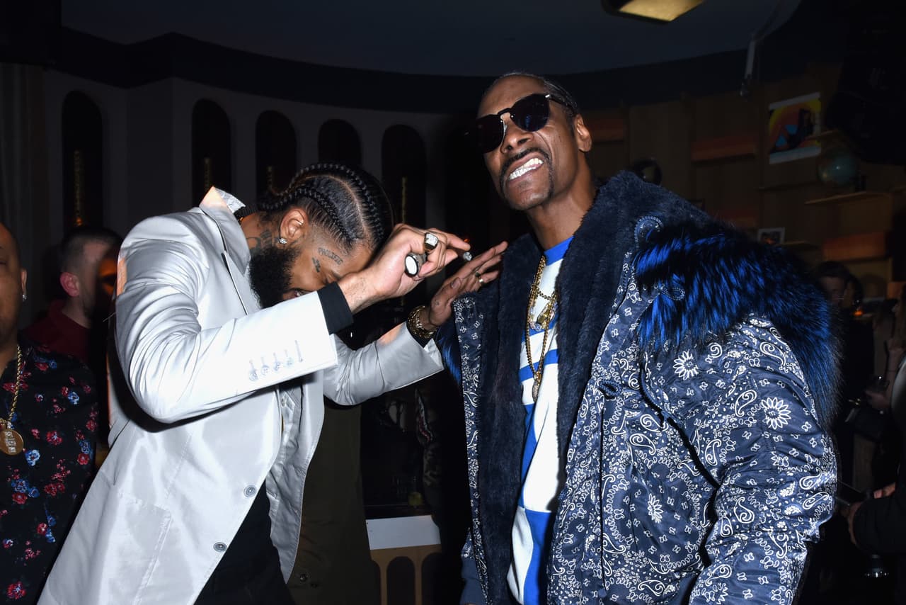 Finalmente Snoop Dog compartió: “Oraciones por mi hermanito Nipsey Hussle. Necesita a todos mis ángeles ahora mismo”.