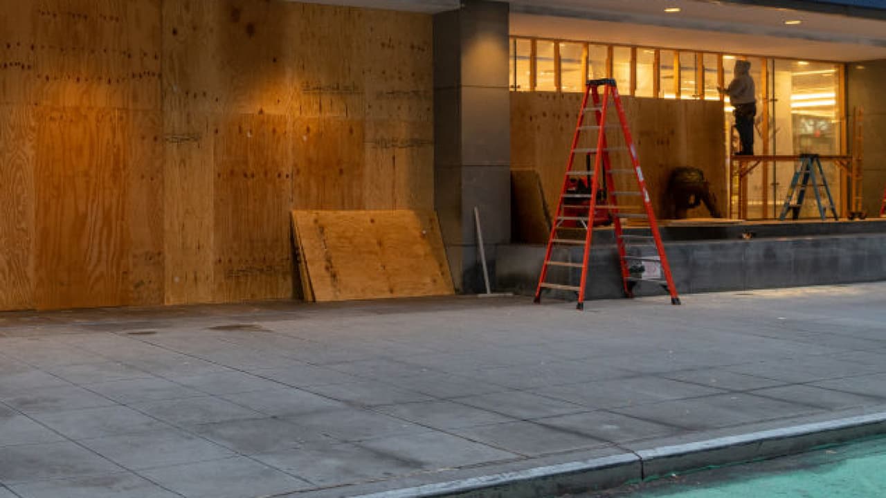 Comercios en Miami-Dade protegen sus negocios por temor a un escenario violento