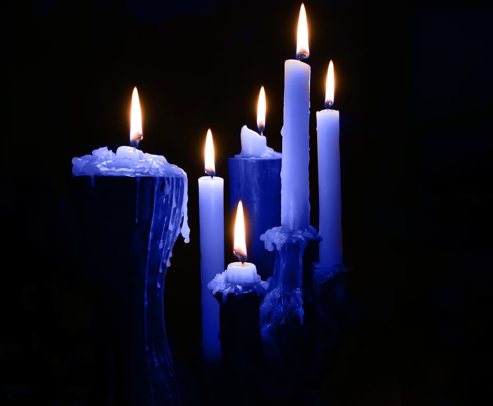 También las velas azules son geniales para ayudar en la concentración y la paciencia. Estudiantes que quieran ayuda al estudiar o hacer la tarea deben encender una vela azul celeste cuando estén estudiando, y les proporcionará una mayor concentración.