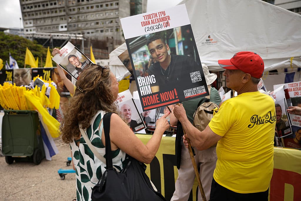 El soldado Alexander, quien se unió voluntariamente a las Fuerzas de Defensa de Israel después de
<b>graduarse de Tenafly High School</b> en 2022, fue
<b>capturado mientras custodiaba un puesto cerca de la frontera con Gaza</b> durante el ataque de Hamas del 7 de octubre de 2023, que dejó 1,200 muertos y 250 rehenes.