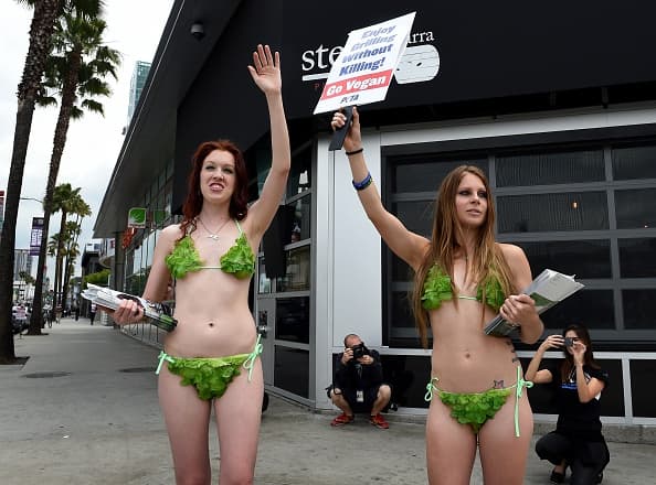 Activistas de la organización ‘PETA’ lanzaron una creativa campaña para impulsar el uso y consumo de productos vegetarianos durante las fiestas de Memorial Day.