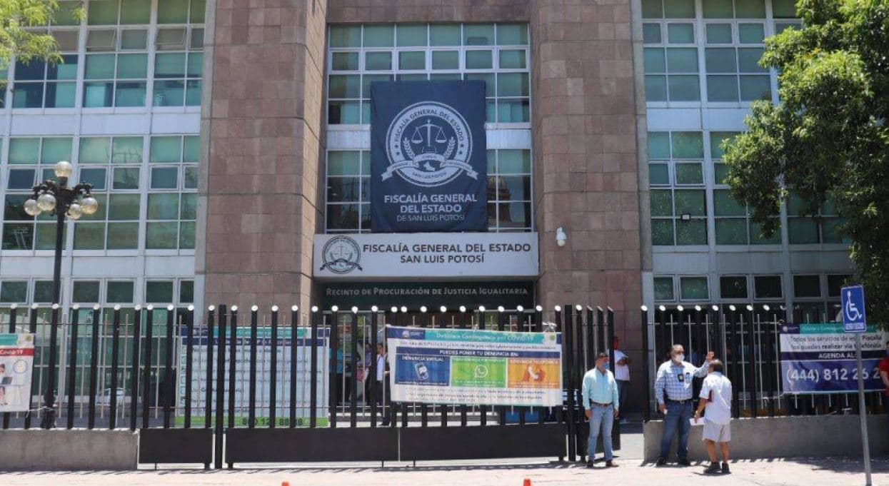 Una madre protesta desnuda en la Fiscalía para pedir el esclarecimiento de la muerte de su hijo  