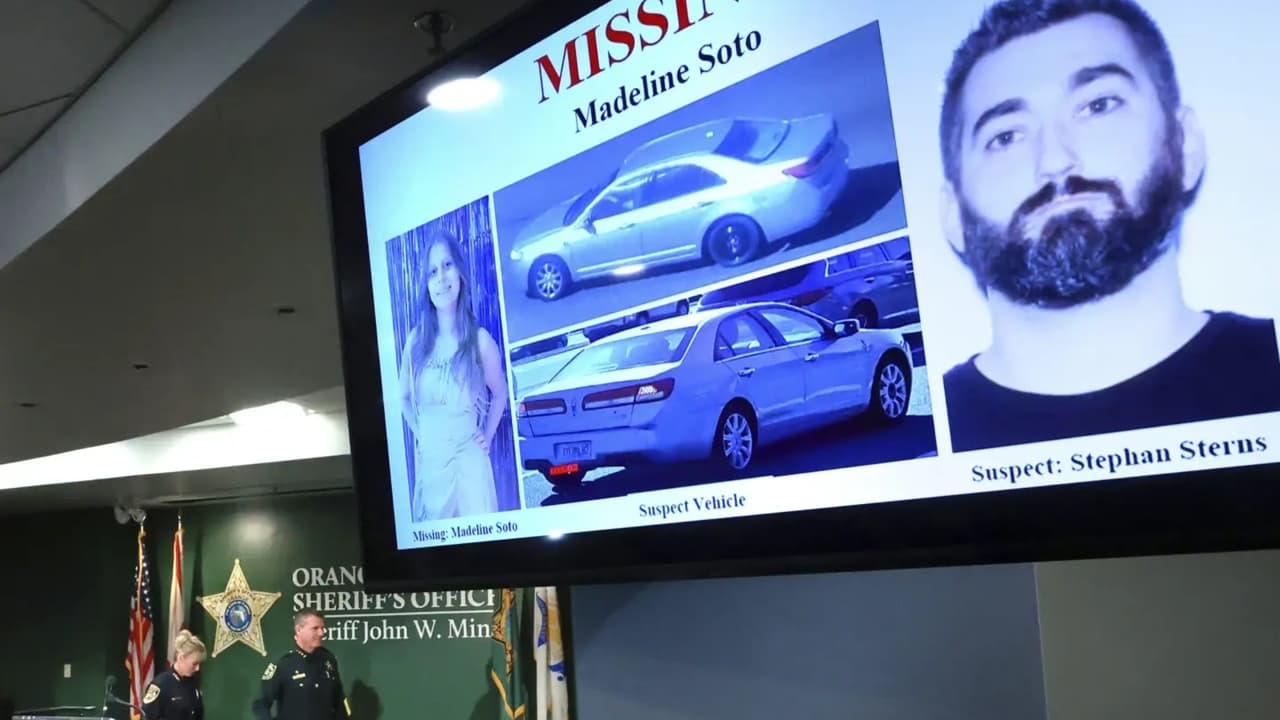 Casi una hora antes, 
<b>otro video de seguridad capturó a Sterns arrojando pertenencias de Madeline en un contenedor de basura, a las 7:35 de la mañana</b>, en el complejo de apartamentos familiar en Kissimmee. La mochila escolar fue encontrada más tarde, también en la basura.