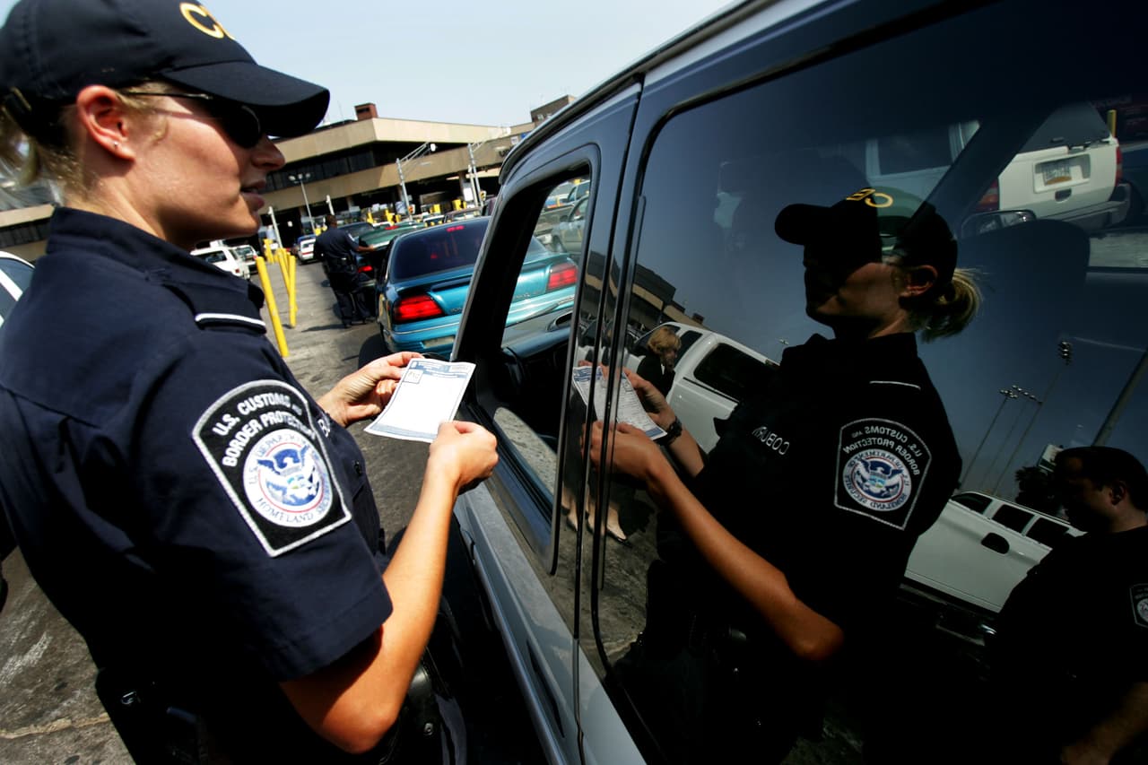 La expresión “fuck mexicans”, visas confiscadas, 16 asilos negados y otros abusos de agentes fronterizos registrados en un reporte