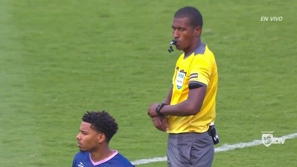 Arranca el partido y la pelota está en juego.