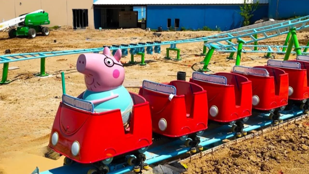 El parque temático de Peppa Pig en North Richland Hills ha sido uno de los más esperados en el norte de Texas. Este es el segundo parque temático de la famosa cerdita, muy querida por los más pequeños. Este parque es pensado para niños de preescolar y tiene como principal atracción una montaña rusa que conduce papá cerdito.