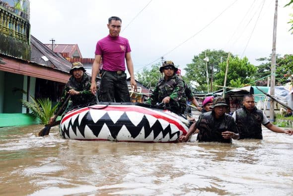 Millones de indonesios viven en áreas montañosas o cerca de llanuras fértiles pero cerca de ríos y propensas a anegarse. (Con información de AP)